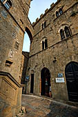 Volterra - Piazza dei Priori - Dettaglio della Torre del Porcellino, oggi incorporata nel palazzo del podest.